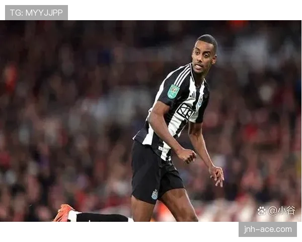 伊萨克如何以技术型9号重塑现代中锋的进攻逻辑